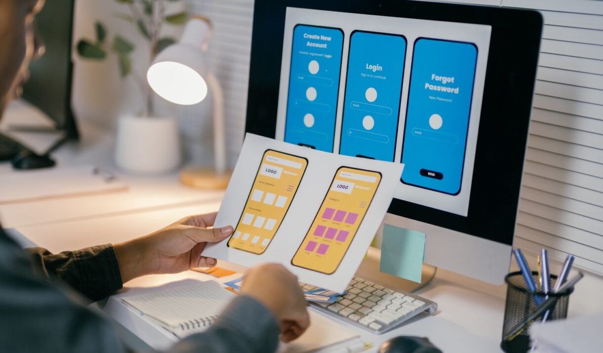 Edición de Video Ux Designer Is Reviewing Paper Prototypes Of A Mob NLR769M 1220x715